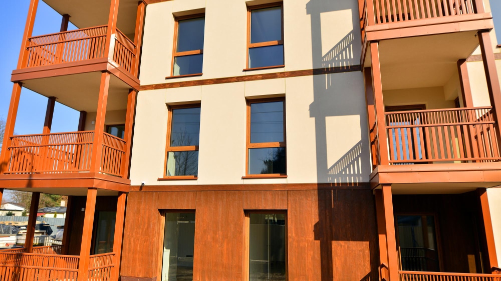 Ravalement de façade à la chaux traditionnelle et rénovation de boiseries anciennes sur une maison de maître à Versailles département des Yvelines 78