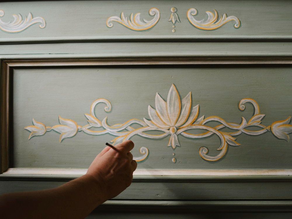 Peinture murale décorative moulures cadres muraux appartement haussmannien Paris
