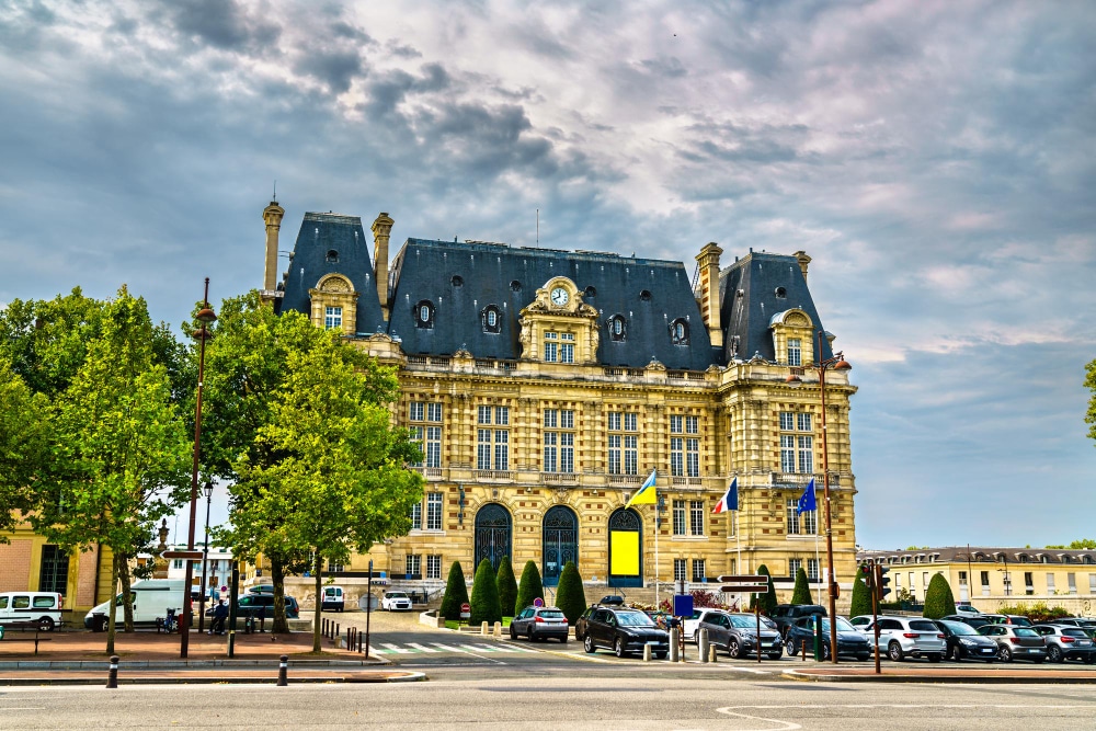 Maison de maître en pierre de taille avec façade restaurée aux enduits à la chaux traditionnels dans le quartier historique de Saint-Germain-en-Laye Yvelines 78