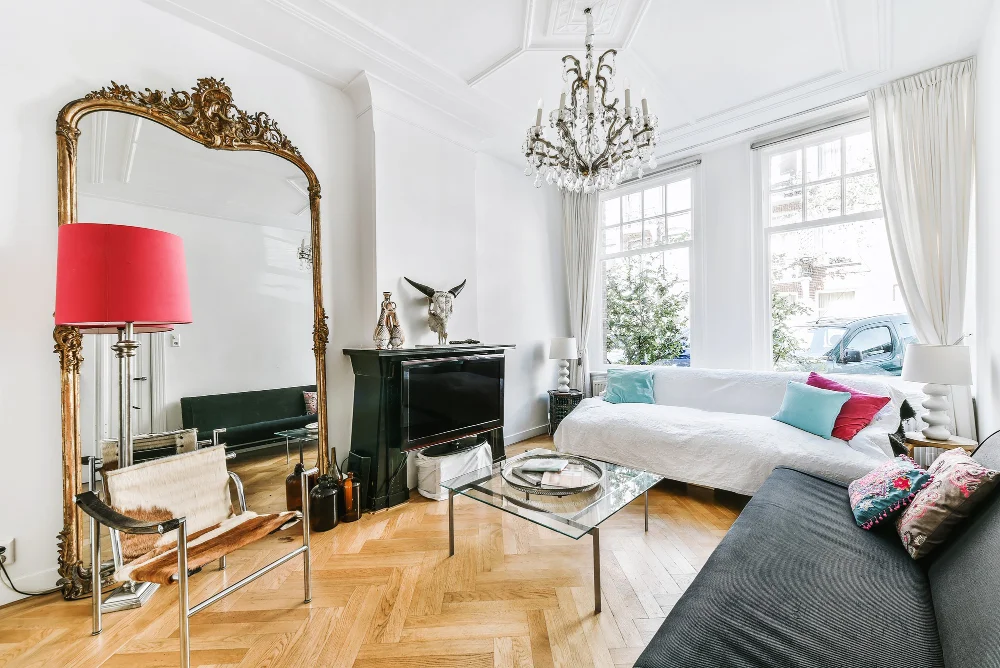 Rénovation complète clé en main Paris — salon haussmannien après travaux, moulures restaurées, peinture intérieure haut de gamme et parquet point de Hongrie, entreprise de rénovation Paris certifiée décennale, devis gratuit 48h — Projet Élégance