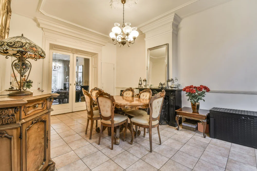 Rénovation complète appartement haussmannien Paris — peinture, parquet, plâtrerie et finitions décoratives — Projet Élégance