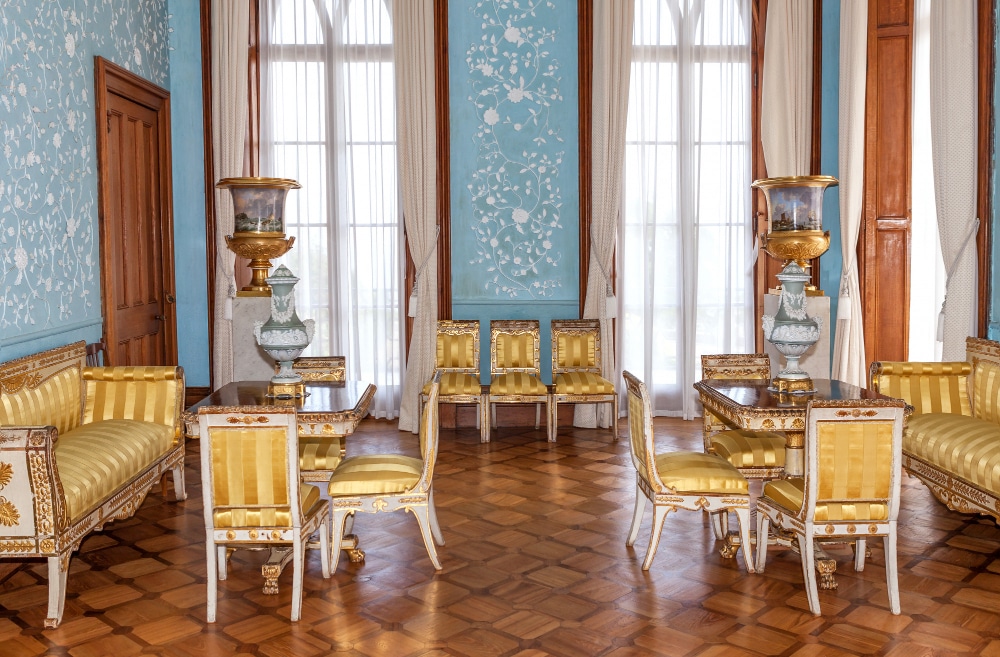 Finition de luxe : Pose de papier peint panoramique Cole & Son dans un salon haussmannien à Paris 9ème par Projet Élégance